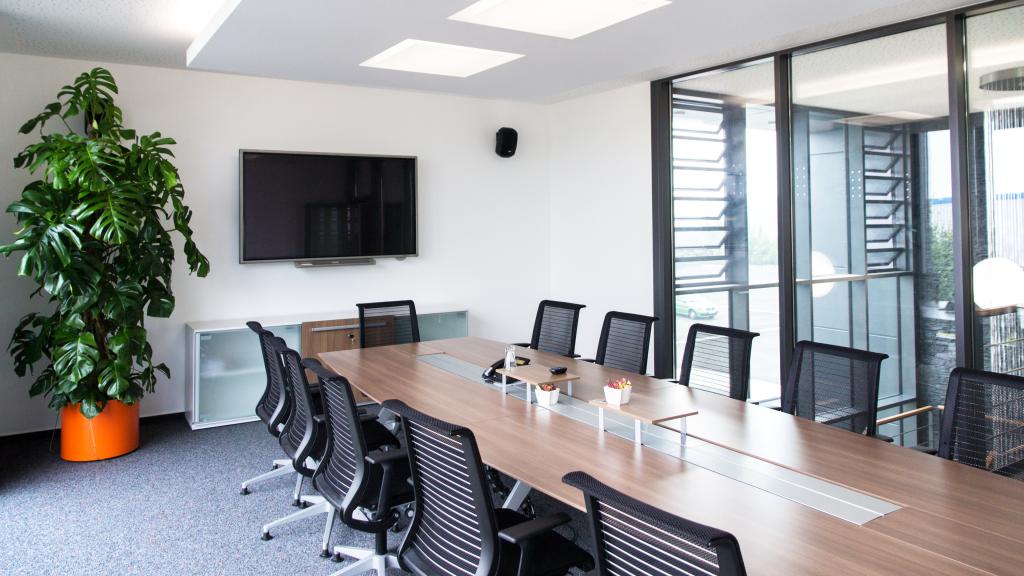 Salle de réunion dans le bâtiment de bureaux modulaires Evertz