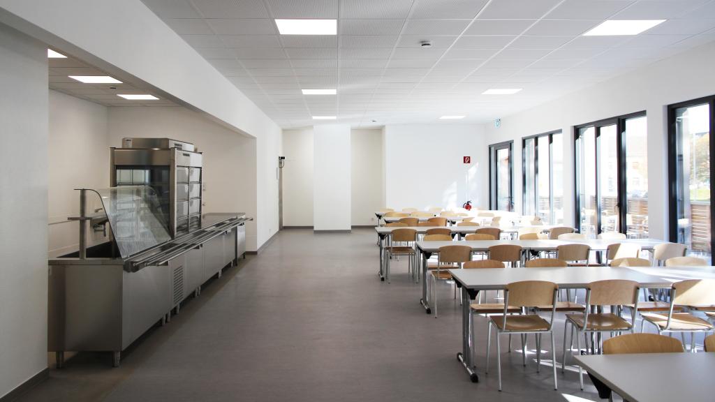 Cantine lumineuse avec service de restauration en construction modulaire de la caserne à Euskirchen