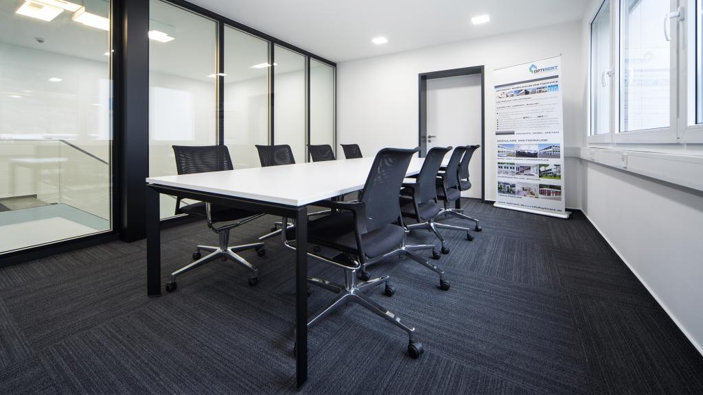 Salle de réunion lumineuse dans le bâtiment administratif modulaire d'Optirent