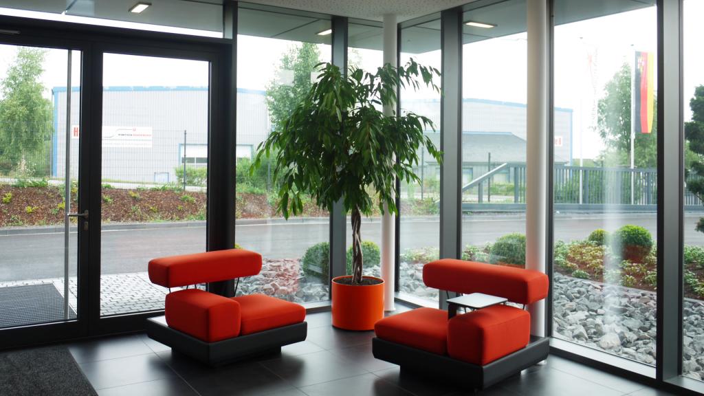 Groupe de sièges dans le foyer de l'immeuble de bureaux en construction modulaire par la société Evertz.