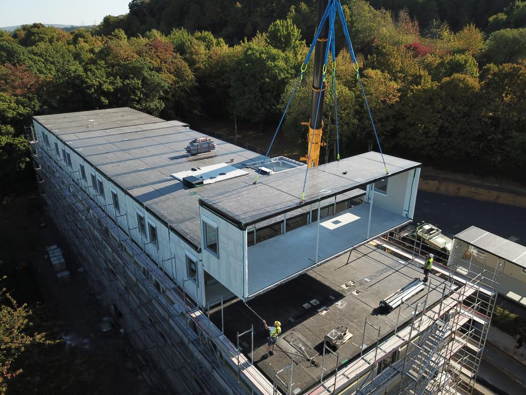 Montage des modules du bâtiment de logenement Zinfue LBB Diez