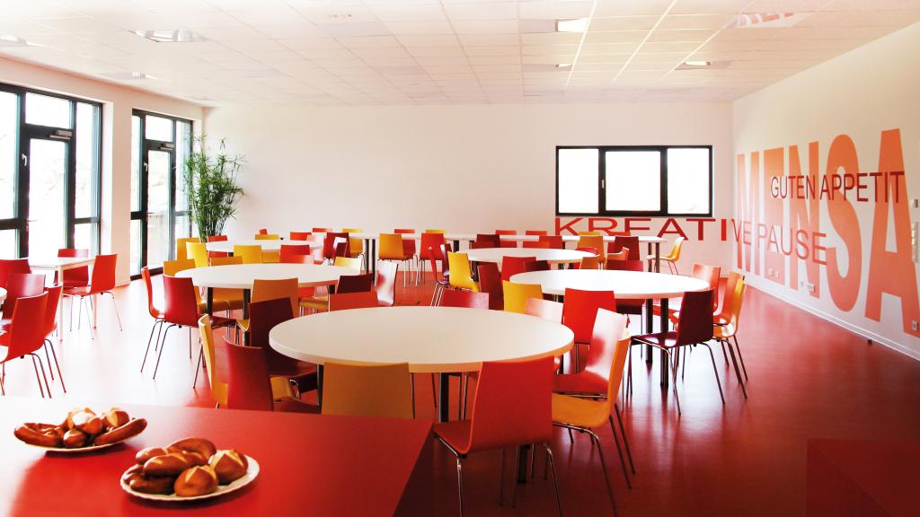 Salle à manger du réfectoire de l'école modulaire avec prise en charge toute la journée à Külsheim