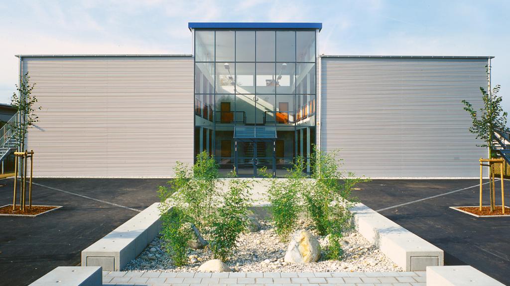 Bâtiment scolaire de l’école secondaire Edith-Stein- en construction modulaire avec façade en tôle ondulée d'aluminium