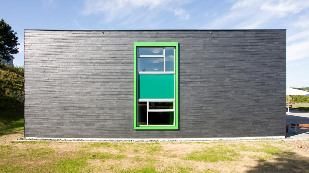 Vue extérieure de la façade en ardoise de l'école professionnelle modulaire de Wipperfürth.