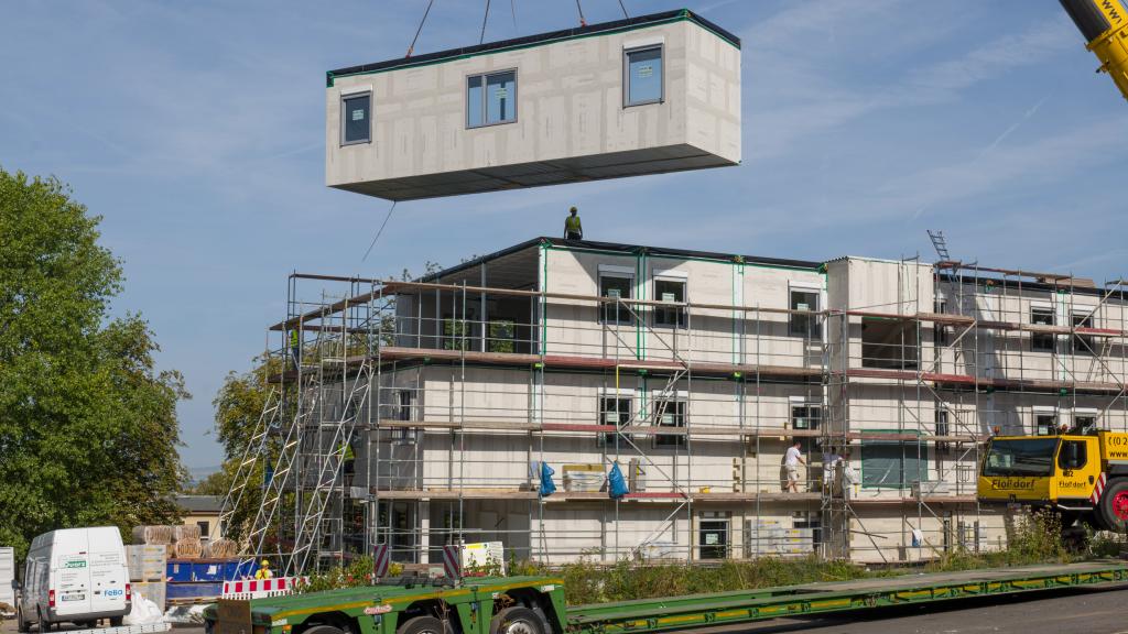 Mise en place des modules sur le site de construction du bâtiment de logement Zinfue LBB Diez