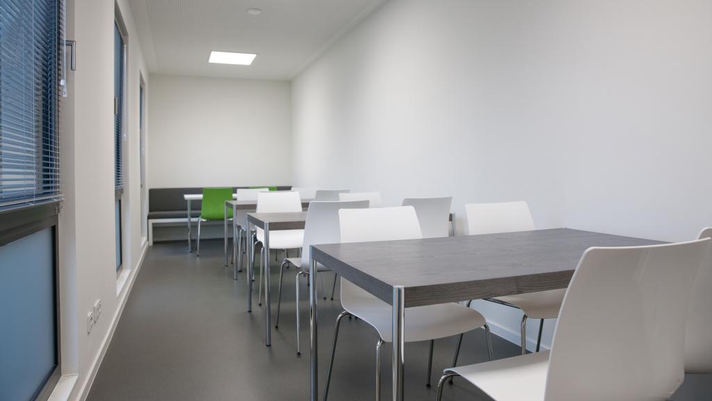 Salle de pause ou salon lumineux dans un immeuble de bureaux modulaires