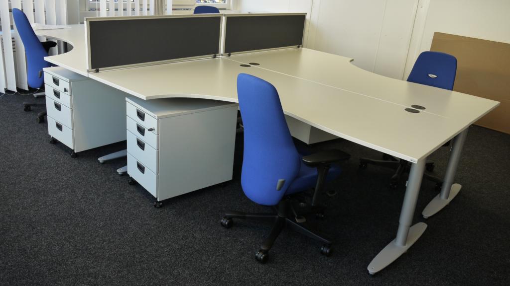 Espace de bureau pratique avec bureaux d’un bâtiment en construction par système Varel