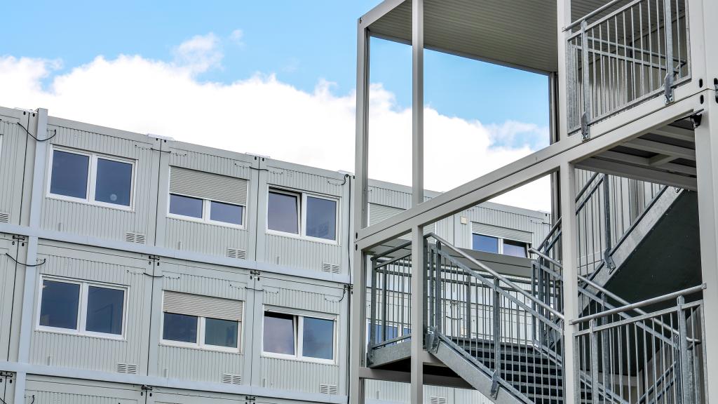 Vue détail d’un bâtiment conteneurs avec escalier de secours de la série OPTILine