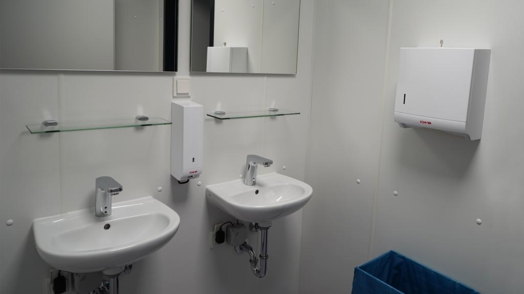 Lavabo dans la zone sanitaire d'un bâtiment administratif en construction système