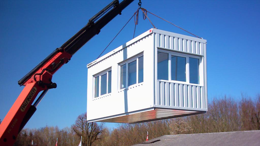 Chargement d’un conteneur d’espace SAEBU avec grue