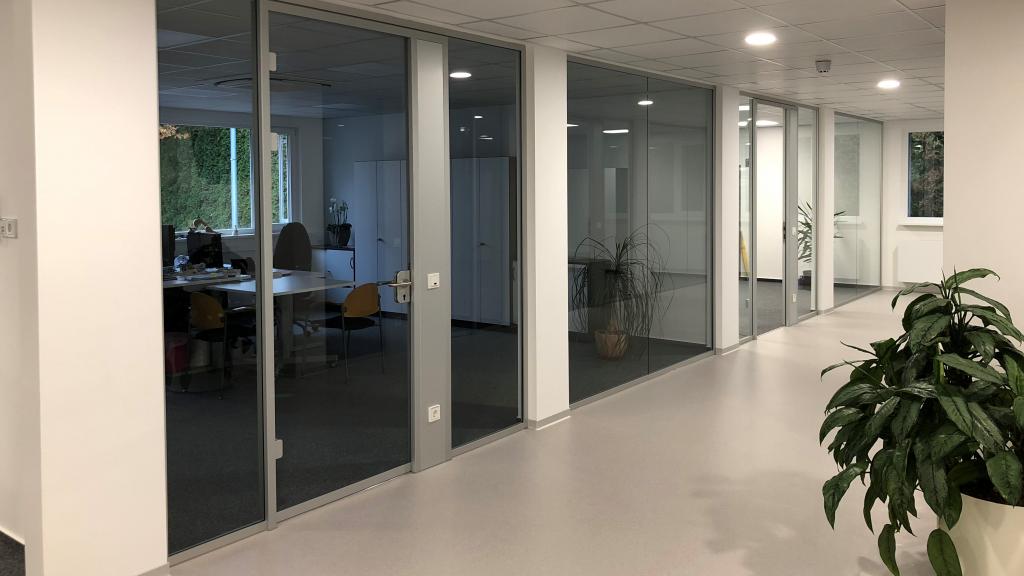 Couloir menant aux bureaux du bâtiment administratif modulaire de la DB en Nürtingen