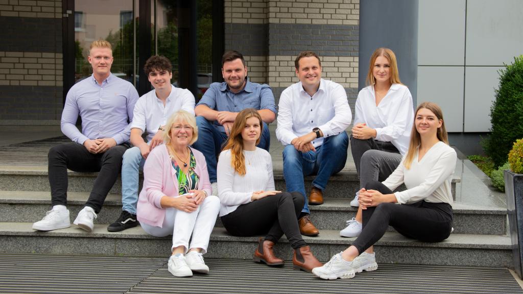 Gruppenfoto der SÄBU Mitarbeiter auf der Treppe vor dem Verwaltungsgebäude