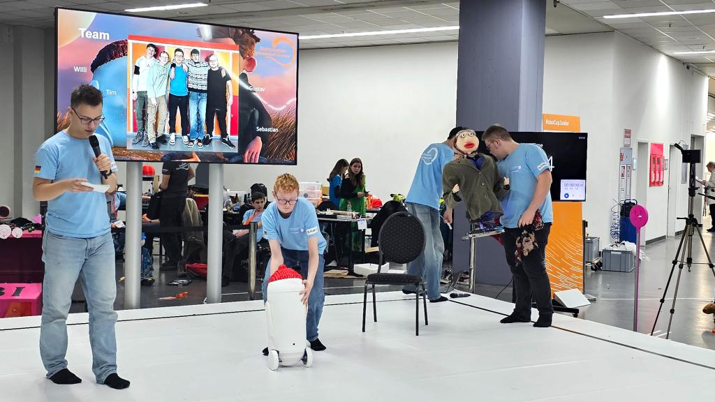 Präsentation der Roboter Ronny und Omsar bei den German Open 