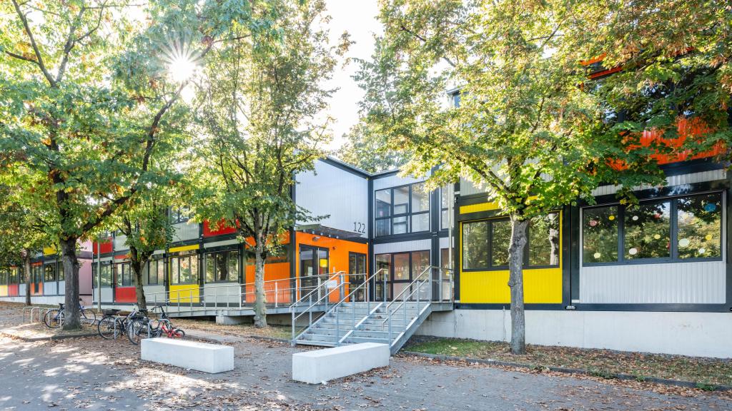 Modulare Kita  in Fellbach mit bunter Fassade