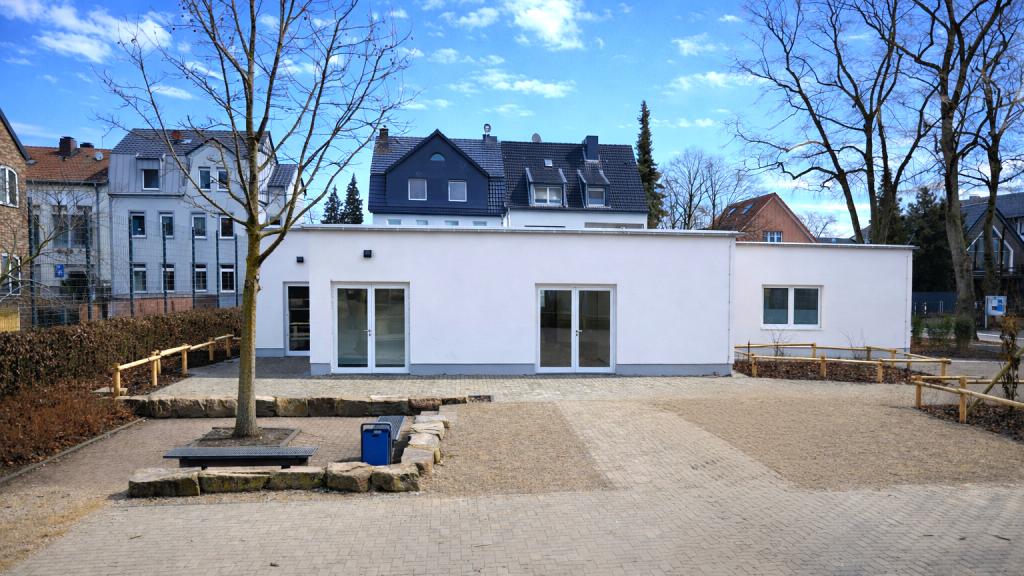 Blick auf die Rückseite des modularen Schulgebäudes mit Pausenhof und Garten der Klaraschule in Dinslaken