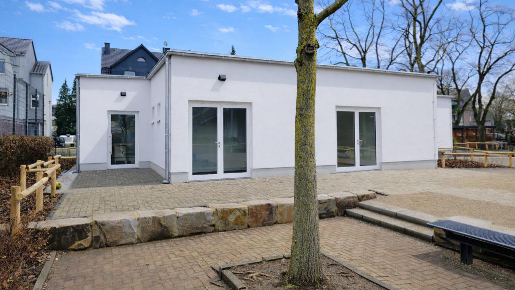 Blick auf die Rückseite des modularen Schulgebäudes der Klaraschule in Dinslaken