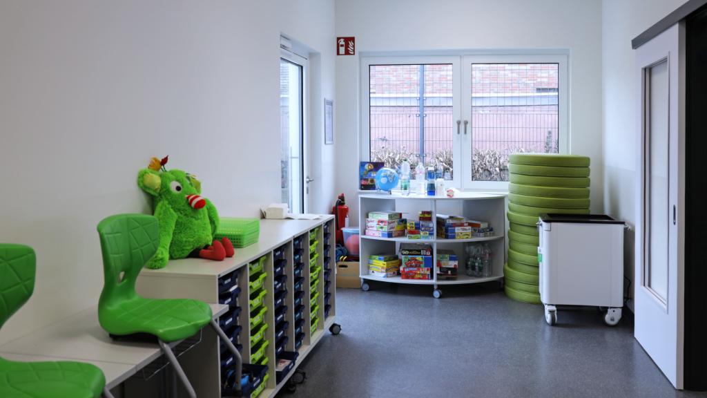 Blick in einen Nebenraum des Schulneubaus der Klaraschule in Dinslaken, ausgestattet mit einer Spielecke