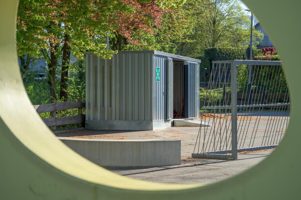 Seitenansicht des neuen Spielzeug- und Materialcontainers der Grundschule Dattenfeld – fotografiert durch die Öffnung einer Kletterwand.