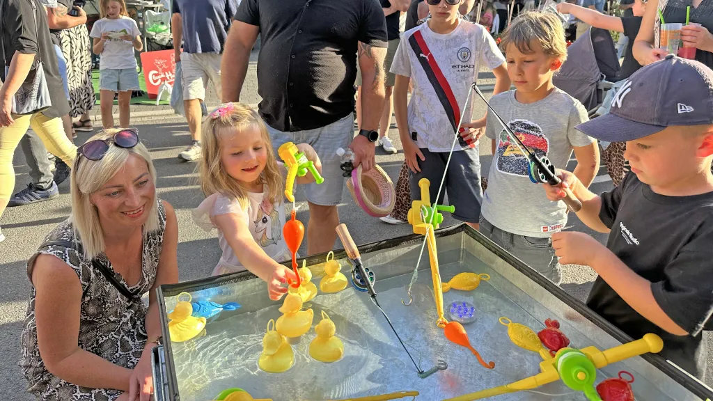 Kinder beim Entenangeln an der Spielstation des SÄBU-Stands bei der Langen Nacht in Morsbach.