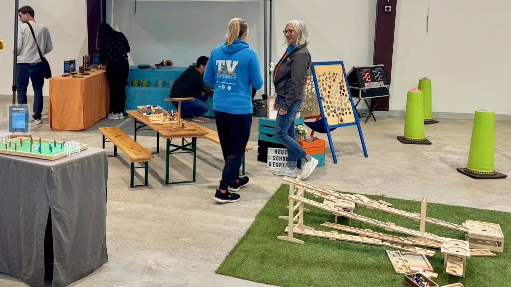Bunte Spielecke für Kinder mit Kugelbahn, Werfspiel.