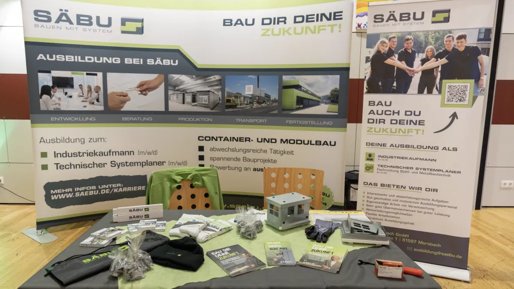 Frontalansicht auf der Messestand von SÄBU auf der Ausbildungsmesse der Leonardo da Vinci Schule in Morsbach.